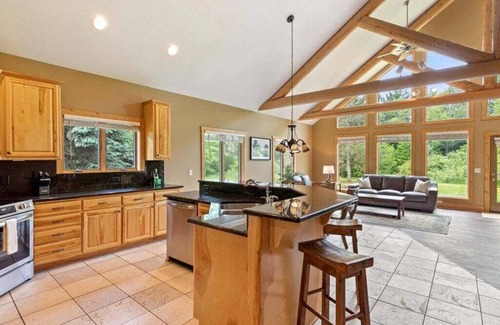 Nisswa House | NEW! Cozy Creekside Townhome Steps from Gull Lake Access
