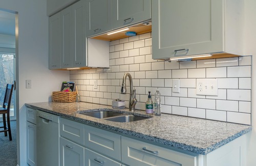 Fenton Condo | *NEW* Cozy Fenton Condo near DT