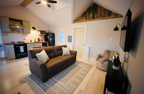 South Hero Apartment | NEW! Cozy Guest House with WiFi, Coffee Bar & Sunsets