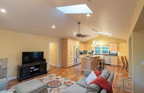 Nevada City House | New, Cozy home- walk to downtown!