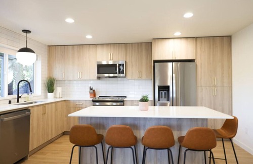 Downtown Vancouver House | New Cozy & Mesmerizing 2BDRM Home - W/Fire Place