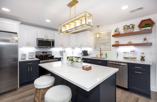 Toddville Road House | New Cozy Modern:3Bedroom house near Airport, Uptown & Whitewater Center.
