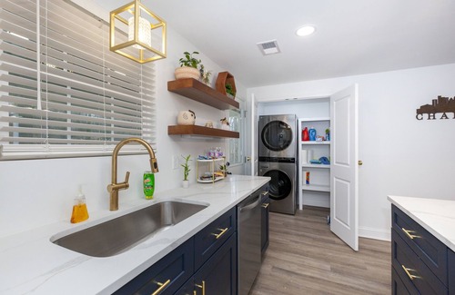 Toddville Road House | New Cozy Modern:3Bedroom house near Airport, Uptown & Whitewater Center.