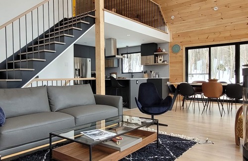 Lac Superieur Village Ski Chalet | New, cozy, modern, access to lake, kayaks, pool, tennis.