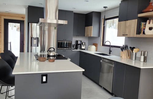 Lac Superieur Village Ski Chalet | New, cozy, modern, access to lake, kayaks, pool, tennis.