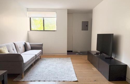 East Flatbush Apartment | New Cozy Modern Minimalist Stay in Brooklyn at Rem-Casa
