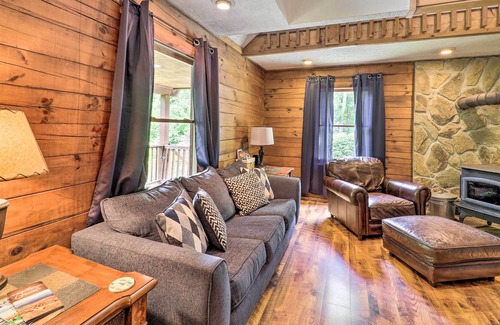 Newland Cabin | NEW! Cozy Newland Cabin w/ Deck, Fire Pit & Grill!