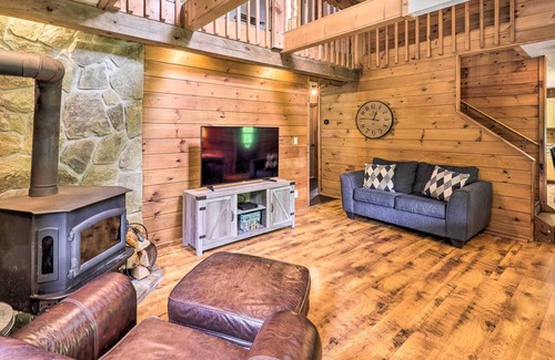 Newland Cabin | NEW! Cozy Newland Cabin w/ Deck, Fire Pit & Grill!