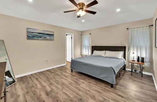 Hewitt House | New Cozy Retreat Located 15 minutes to Waco