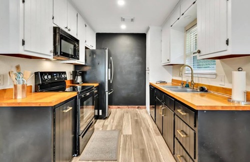 Hewitt House | New Cozy Retreat Located 15 minutes to Waco