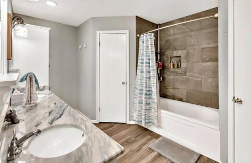 Hewitt House | New Cozy Retreat Located 15 minutes to Waco