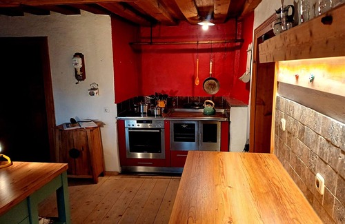 Grainet House | NEW! Cozy Sacherl, private whirlpool, sauna and fireplace. Fenced garden.