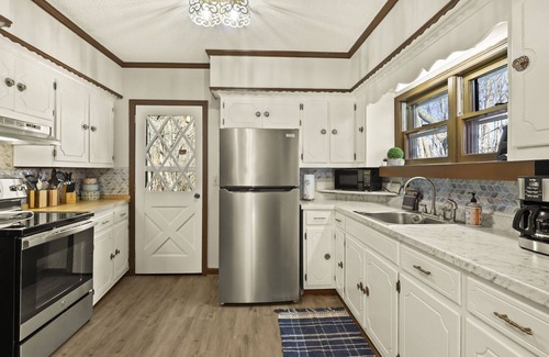 Lansing House | NEW! Cozy, Secluded 3/2, Kid & Family Friendly! Mins to Lansing and West Jeff!