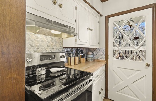 Lansing House | NEW! Cozy, Secluded 3/2, Kid & Family Friendly! Mins to Lansing and West Jeff!
