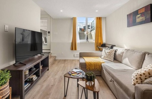 Keith House | NEW Cozy Townhome, Sleeps 4, Close to Banff