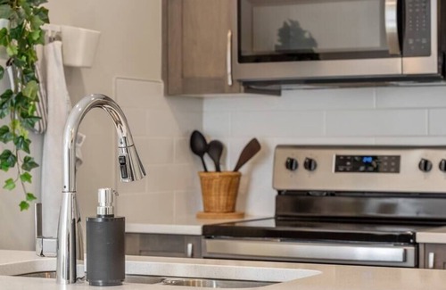Keith House | NEW Cozy Townhome, Sleeps 4, Close to Banff
