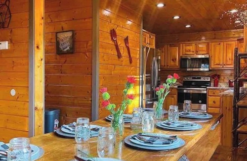 Sevierville Cabin | ❤️New “Crazy Amazing Cabin”, King Bds, 11 miles from Dollywood, Sleeps 21 ❤️