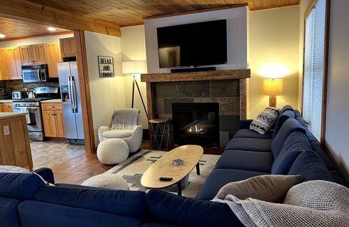 Little Valley Cabin | ❤⛷❄❤NEW! ☃⛷❄ Creekside Cabin-10 mins to EVL