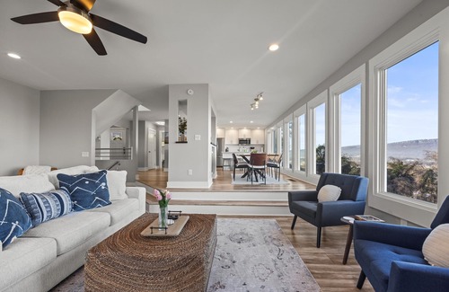 Missionary Ridge House | NEW Crestview Heights | Views of Downtown | Hot Tub | Sleeps 13