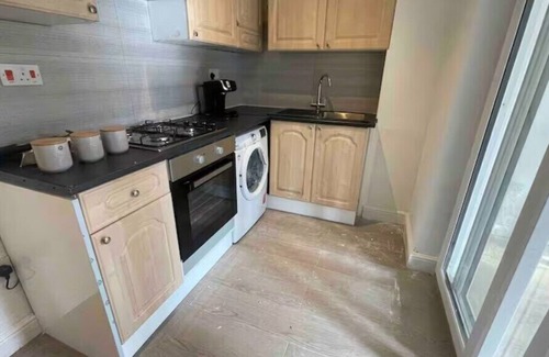 Broad Green Apartment | New Croydon:Near Waddon Station!