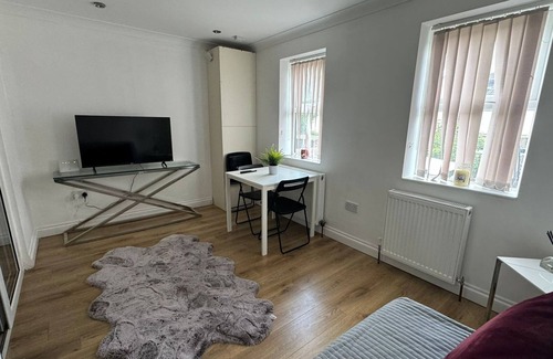 Broad Green Apartment | New Croydon:Near Waddon Station!