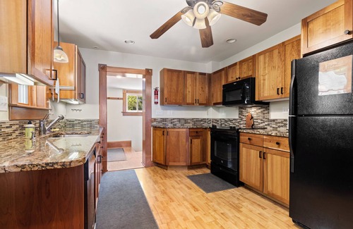 Beulah House | *NEW*Crystal Lake Private frontage/Location/Lawn/Hot tub!