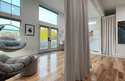 Deer Park Cottage | New Custom & Creative Louisville Carriage House: expansive deck, wifi, walkable