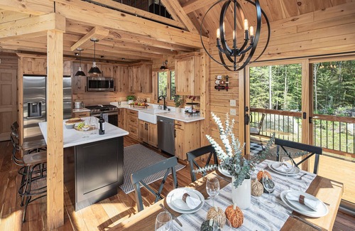 Searsburg Ski Chalet | New Custom Log Home 3BR, Loft, 2.5 Bath, Sleeps 8