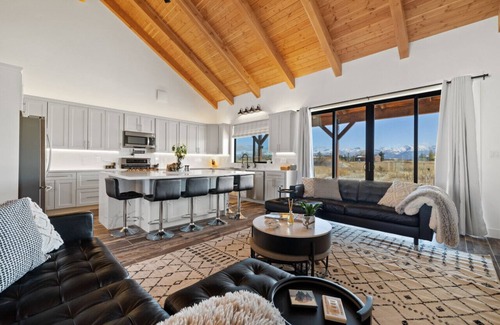 Leigh Creek Estates House | New Daydream Home - Hot tub
