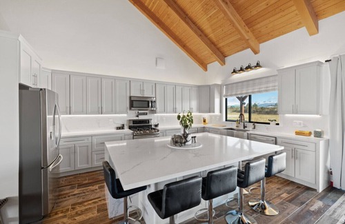 Leigh Creek Estates House | New Daydream Home - Hot tub