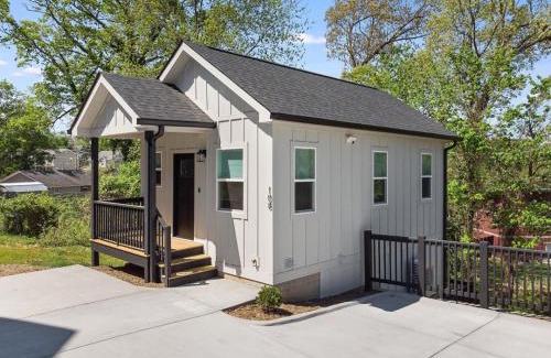 Kenilworth House | New Designer 1 Bed Home, Walk to Biltmore Village