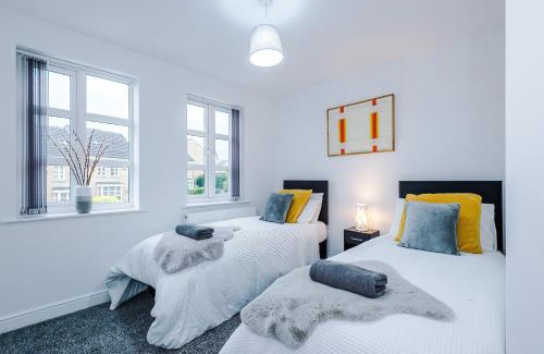 Rastrick House | NEW! Detached House, Driveway, Perfect for Contractors