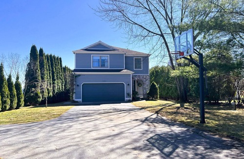 Suttons Bay House | NEW! Direct waterfront Grand Traverse Bay-Suttons Bay. Kayaks, Sandy