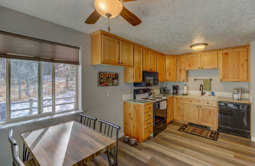 McCall House | New - Dobby's Place - Fenced yard - Close to downtown - WiFi - Pet-friendly - Garage