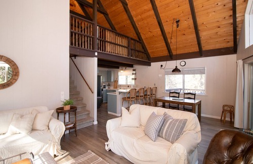 Arnold Cabin | *New* Dog friendly Classic A-frame Cabin with A/C