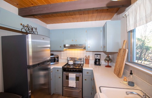 Arnold Cabin | *New* Dog friendly Classic A-frame Cabin with A/C