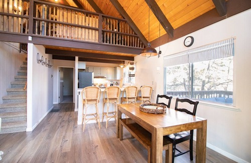 Arnold Cabin | *New* Dog friendly Classic A-frame Cabin with A/C