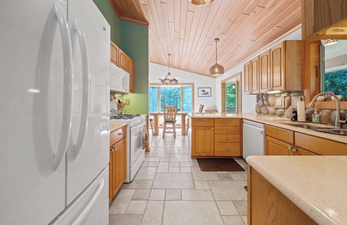 St. Helen House | NEW Dog Friendly Lakefront With Acreage