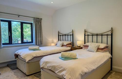 Hildenborough Apartment | New! Double Driveway, Large Garden Sleeps 4 Book Now!