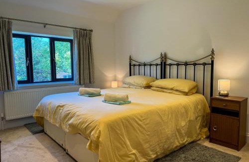 Hildenborough Apartment | New! Double Driveway, Large Garden Sleeps 4 Book Now!