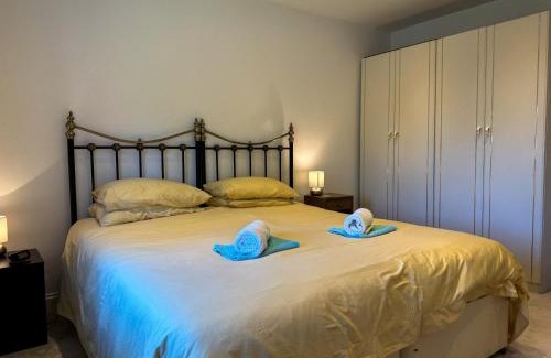 Hildenborough Apartment | New! Double Driveway, Large Garden Sleeps 4 Book Now!