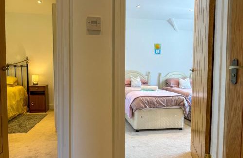 Hildenborough Apartment | New! Double Driveway, Large Garden Sleeps 4 Book Now!