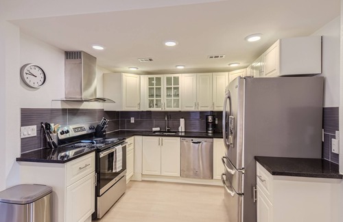 West End Condo | New Downtown Atx! 30 day plus! Sleeps 6!