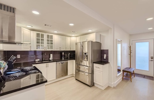 West End Condo | New Downtown Atx! 30 day plus! Sleeps 6!