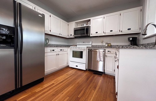 Burlington House | New! Downtown Burlington Bungalow, close to Elon!