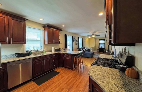 Salem Apartment | NEW Downtown Central Salem Retreat 2bd W/parking