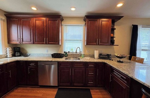 Salem Apartment | NEW Downtown Central Salem Retreat 2bd W/parking