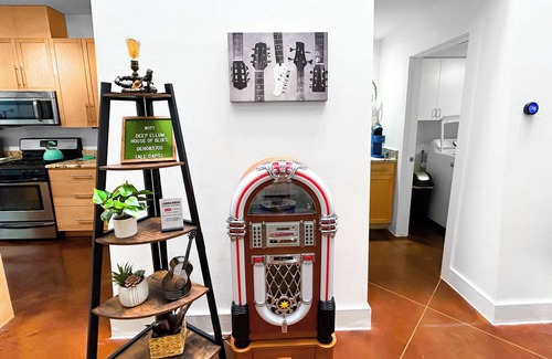 Deep Ellum House | New. Downtown Dallas; Jumbo Games; City Views; Walkable to Retail & Reaturants
