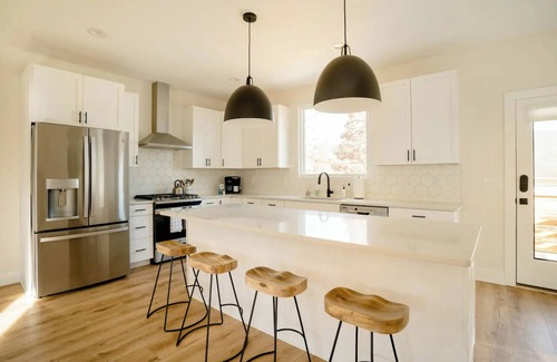 Downtown House | NEW Downtown Home with Rooftop Deck - Walkable