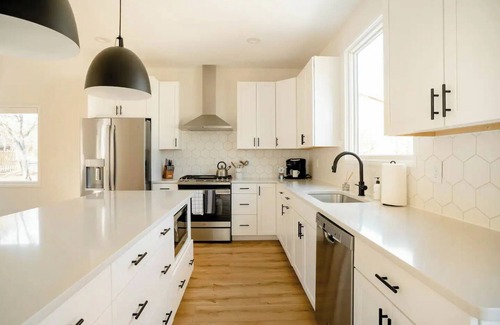 Downtown House | NEW Downtown Home with Rooftop Deck - Walkable